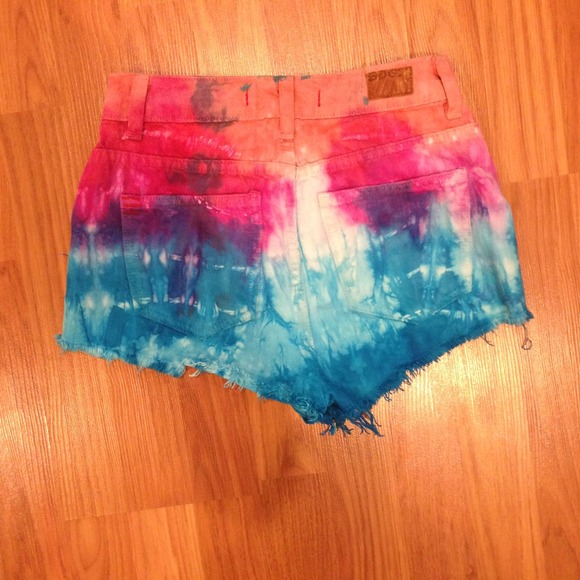 Sold in bundle.. High waisted shorts - Picture 2 of 3