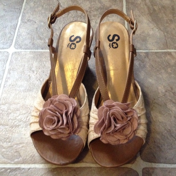 🚫SOLD🚫Floral Summer Wedges - Picture 2 of 4