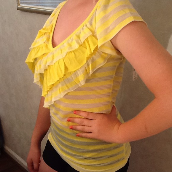 Yellow ruffled t-shirt - Picture 1 of 1