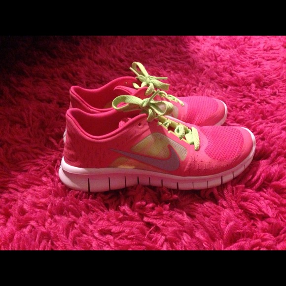 💕Pink & lime green free runs💕