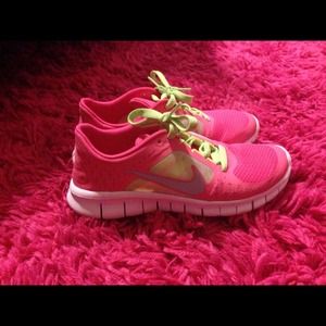 💕Pink & lime green free runs💕