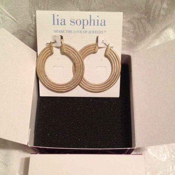 Goldtone hoop style earring, never worn nwt