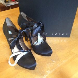 Size 40 Pura Lopez heels with ties