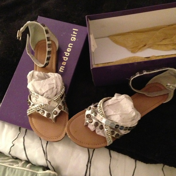 🎉🎉SOLD🎉🎉Silver Madden Girl Gladiator sandals