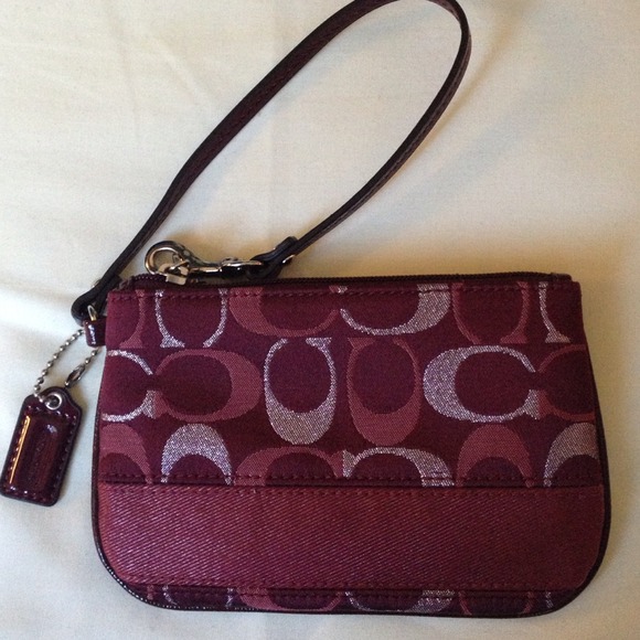 Authentic Coach wristlet REDUCED🎉from 35$