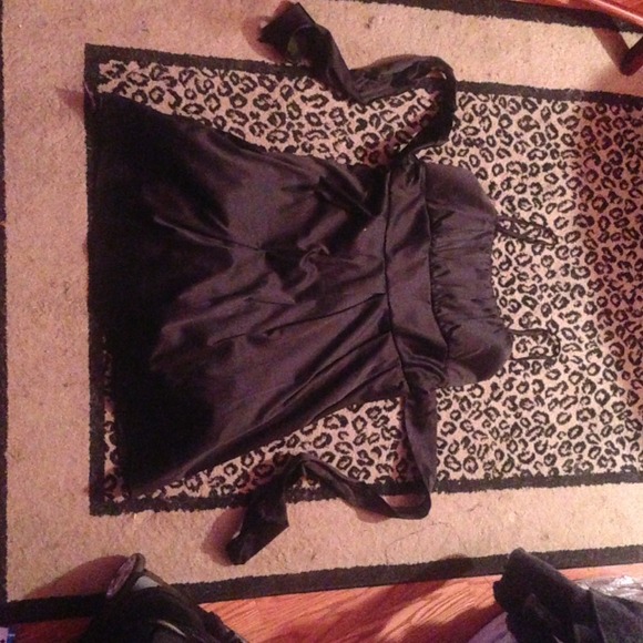 black dress - Picture 3 of 4