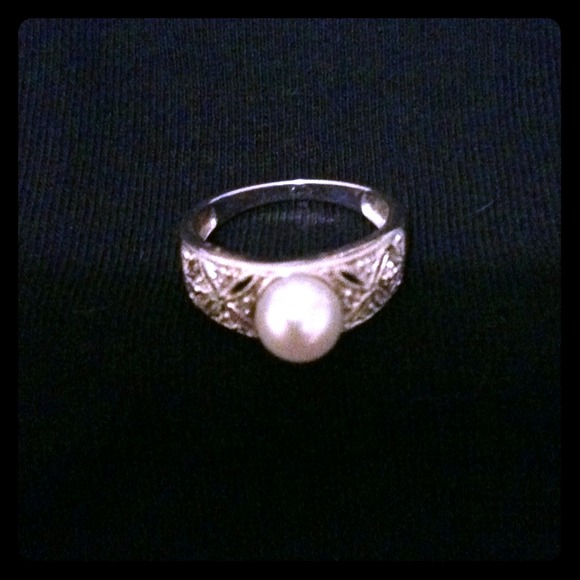 Jewelry - 🍂  Fall SALE 🍂Pearl and White Gold Ring.