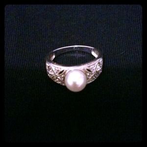 🍂  Fall SALE 🍂Pearl and White Gold Ring.