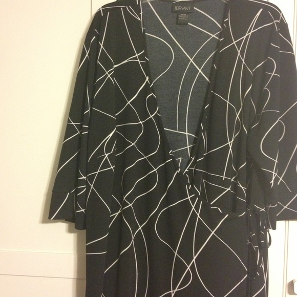 ⭐️REDUCED⭐️Black & white wrap dress