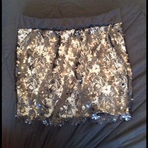 Sequenced mini skirt.