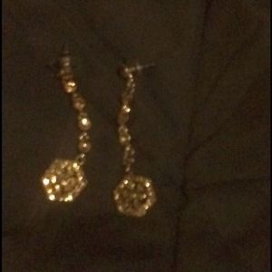 I'm selling this cute earring