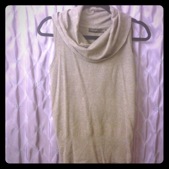 Sleeveless turtle neck