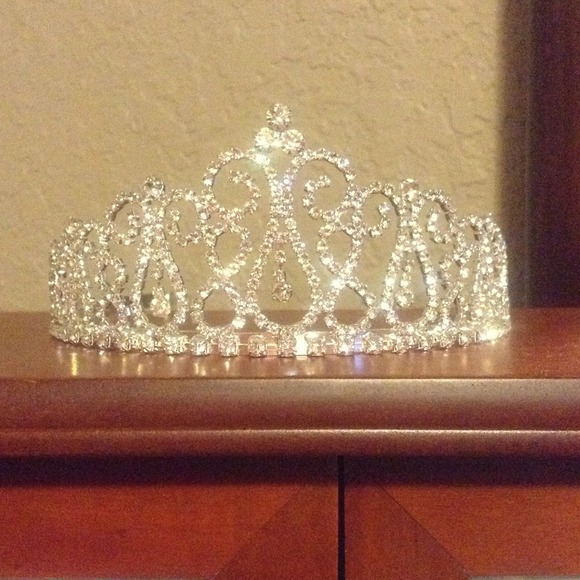 Crystal Tiara, Perfect for Quincenera NWOT