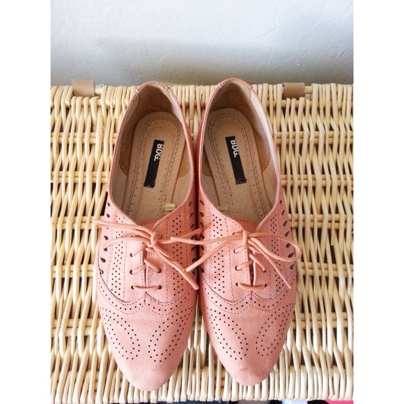 🚫SOLD in Bundle🚫BDG Lasercut Oxford - Picture 2 of 4