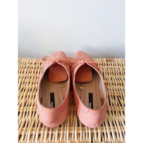 🚫SOLD in Bundle🚫BDG Lasercut Oxford - Picture 3 of 4