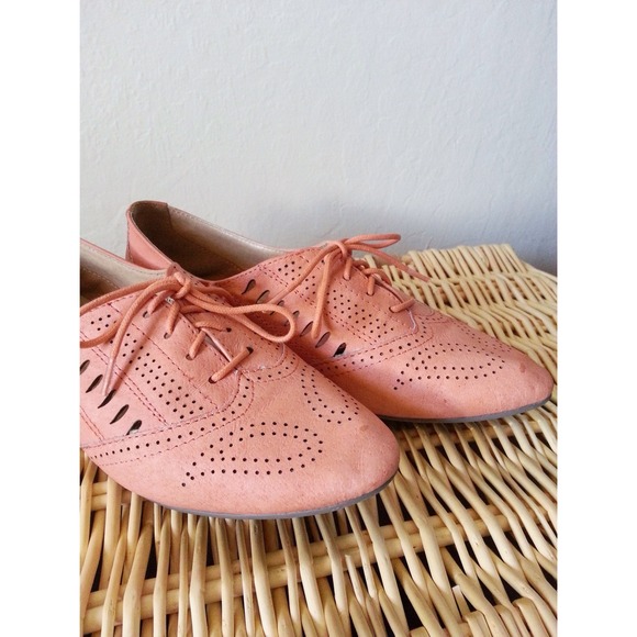 🚫SOLD in Bundle🚫BDG Lasercut Oxford - Picture 4 of 4