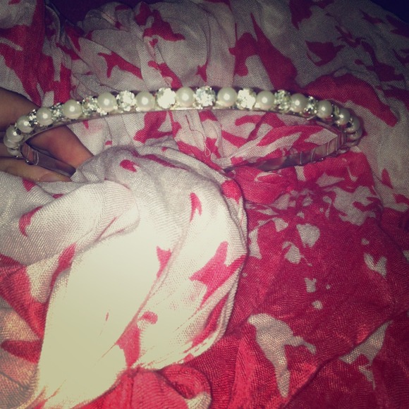 Brand new silver diamond and pearl headband !