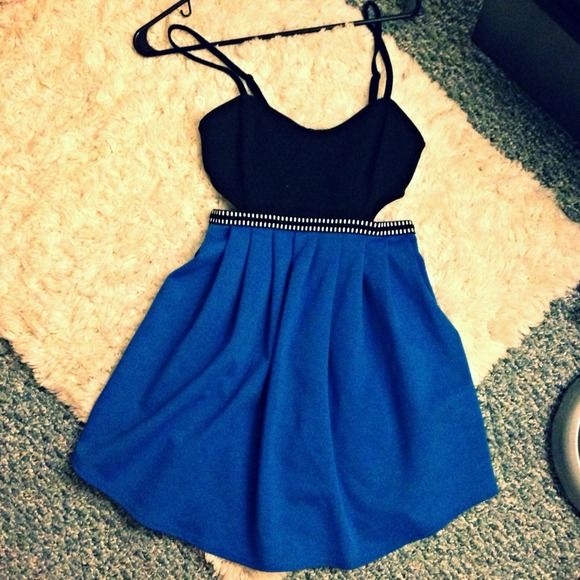 Urban Outfitters Dresses & Skirts - A flirty spring/summer dress ONLY WORN ONCE