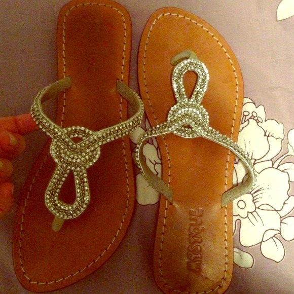 -On hold-Mystique sandals