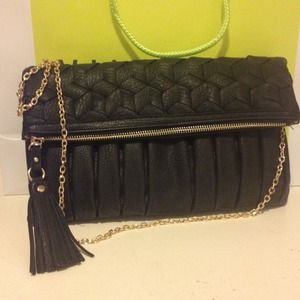 Brand new shoulder bag. Great size 4 night & day.