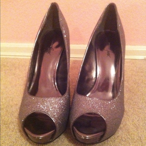 Gorgeous silver glitter/sparkle pumps
