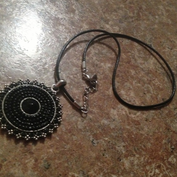 Neck less - Picture 3 of 4