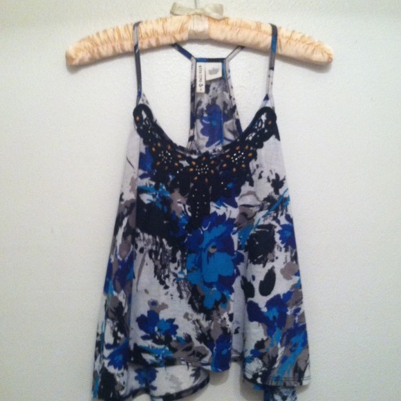 Really really cute blue floral top!