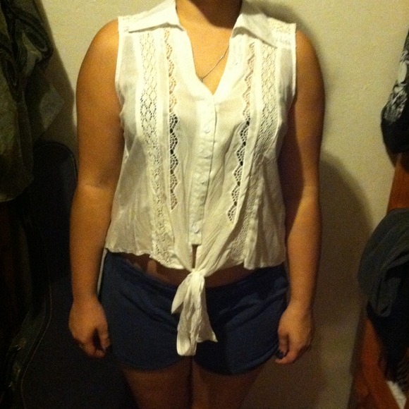 Cute white hi-lo shirt