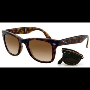 Ray Ban Folding Wayfarer in tortoise