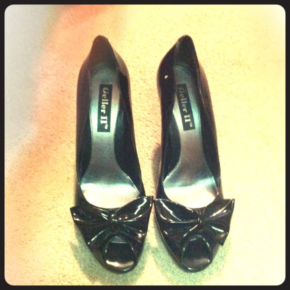 Black patent open toe bow pumps