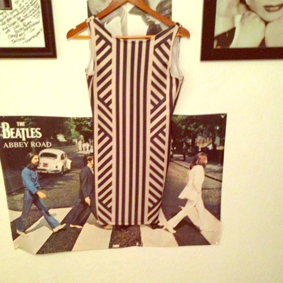 Cream&navy striped dress.