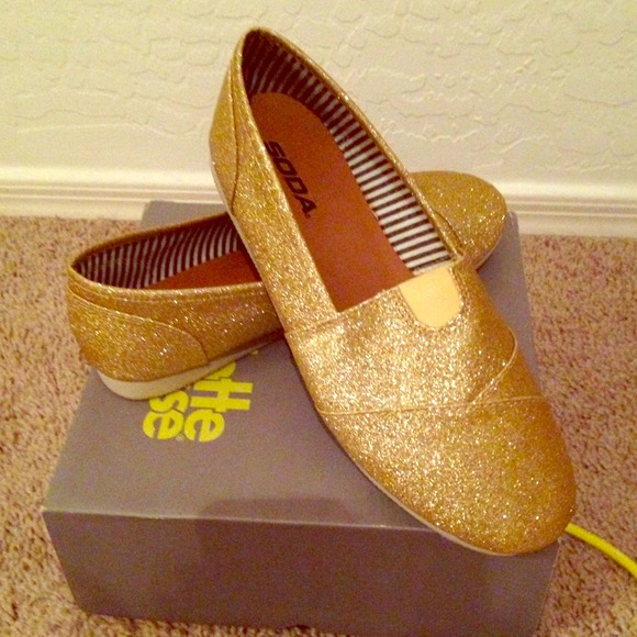 Comfy glitter gold shoes brand new.