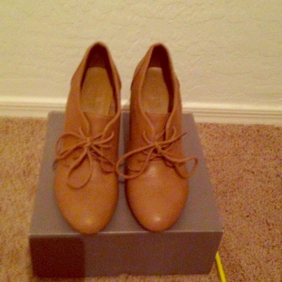 Tan laced heels.