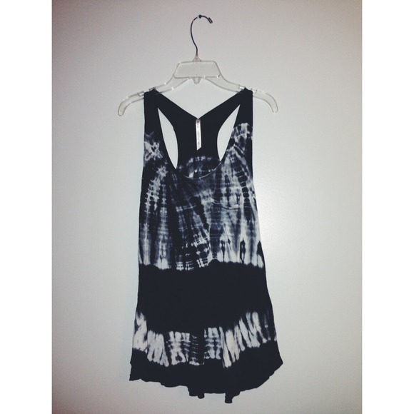 ❌SOLD❌Black & White racerback tank ✨