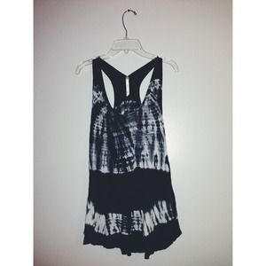 ❌SOLD❌Black & White racerback tank ✨
