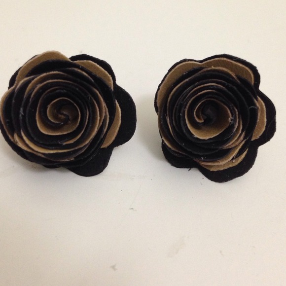 Handmade quilled blooming rose stud earrings - Picture 3 of 3