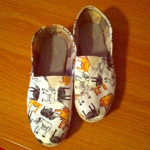 Adorable elephant print TOMS!