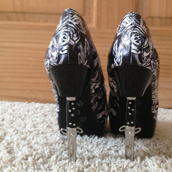 Shoes - Picture 2 of 3