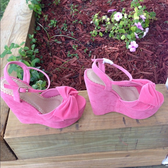 Shoes - 💅Pink Shoe Dazzle Wedges💅