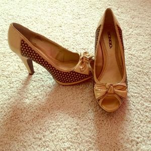 ((SOLD IN BUNDLE)) Brown/Tan Peep-toe pumps