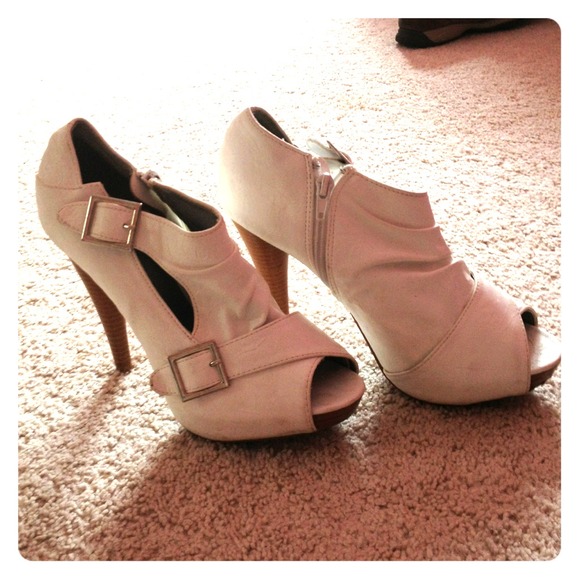 ((SOLD IN BUNDLE)) White buckle booties