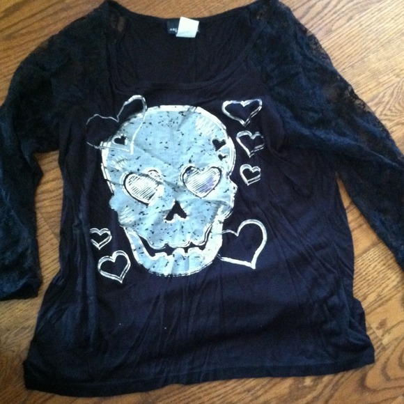 Skull lace sleeve crop top