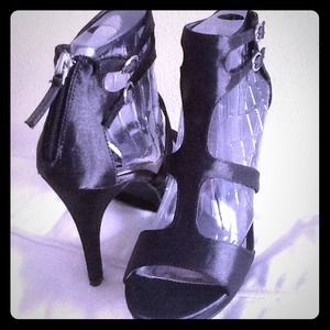 Jacqueline Ferrar 4.5" Heels