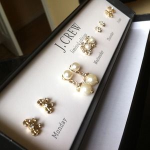 Beautiful earring set from Monday to Friday