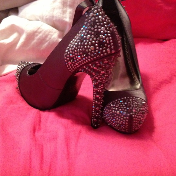 Brand new bakers brand spiked silver heels