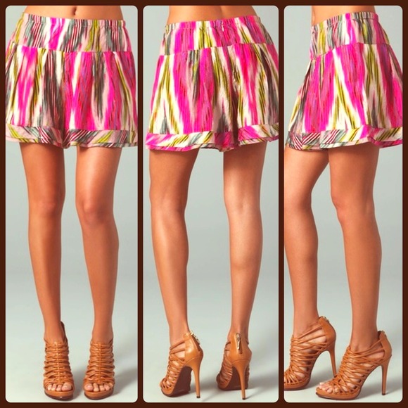 ✨Host Pick✨Nanette Lapore Ikat 'Whip It' Shorts