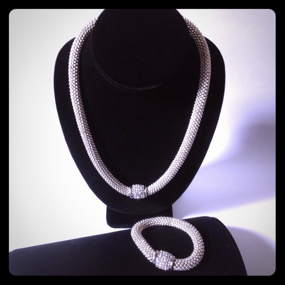 Beautiful necklace & bracelet combo - Picture 1 of 1