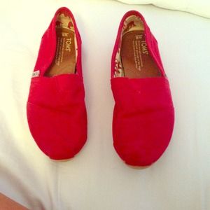 🚫RESERVED🚫red toms in good condition!