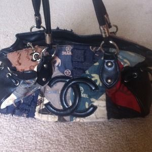 Non authentic Chanel purse 💙