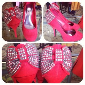 Crystal bow pumps!